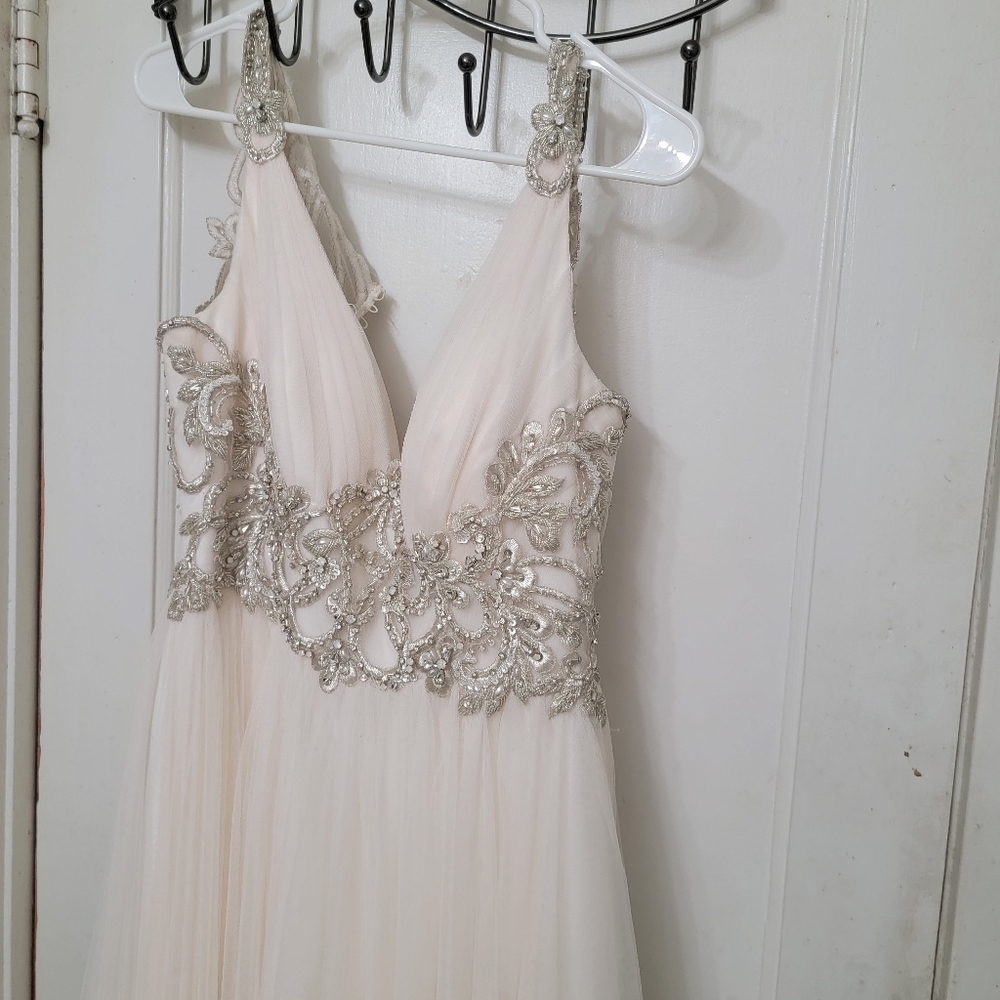 Maggie Sottero weddings gown size 10 excellent condition